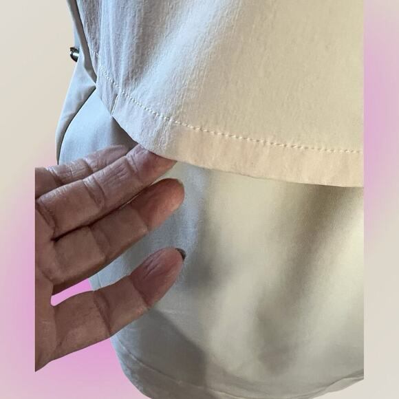 Adidas women’s running vest size M. Cream/ivory color. Full front zip. - Picture 4 of 12